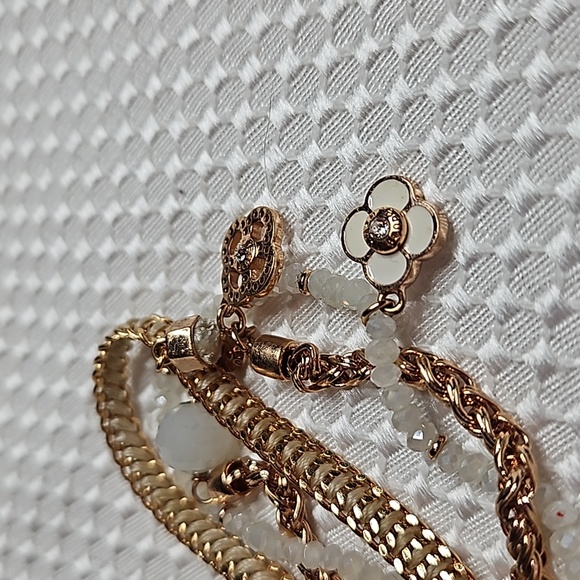 HENRI BENDEL 3 STRAND CRYSTAL CHARM BRACLET/TOGGLE CLOUSURE IN WHITE &GOLD - Picture 3 of 8